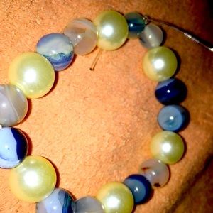 A 2 by 2 stretchable women bracelet